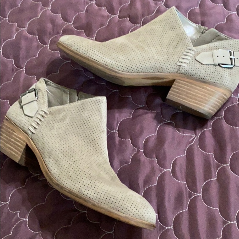 💐 Vince Camuto Ankle Booties.  EUC